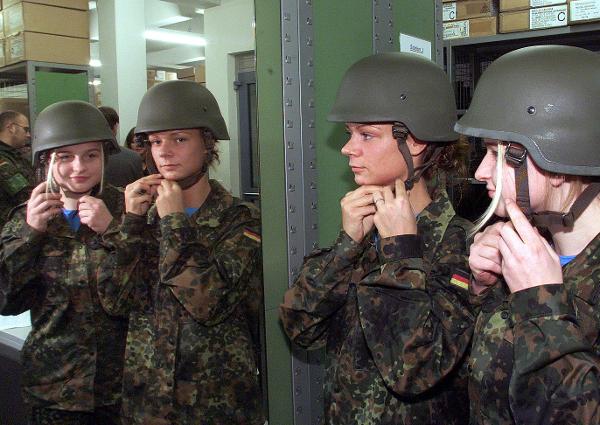 First Women Enlisted in the Bundeswehr (January 3, 2001)