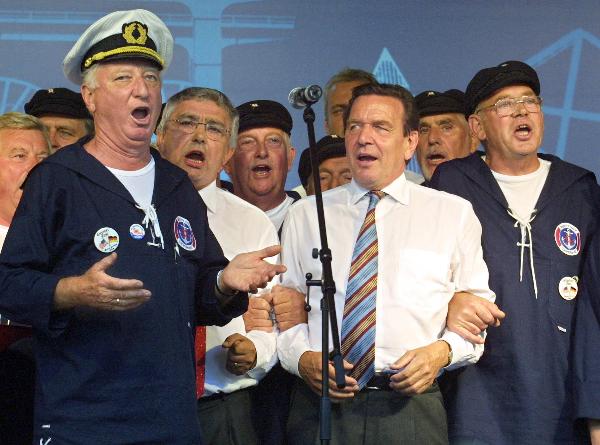 Chancellor Gerhard Schröder with the Shanty Choir at an SPD Election Rally (August 16, 2002)