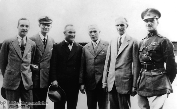 Hugo Junkers und Henry Ford empfangen die Ozeanflieger der „Bremen” (1928)