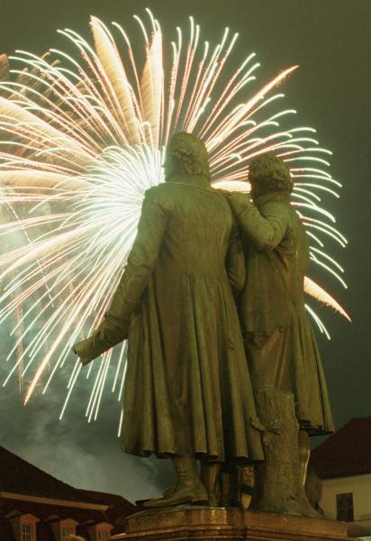 A Festive Opening Ceremony with Fireworks over the Goethe-Schiller Memorial: Weimar is the Cultural Capital of Europe in 1999 (February 2, 1999)