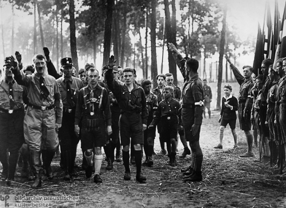 Hitler im Zeltlager mit Karl Gruber, dem Gründer der Hitler-Jugend (August 1929)