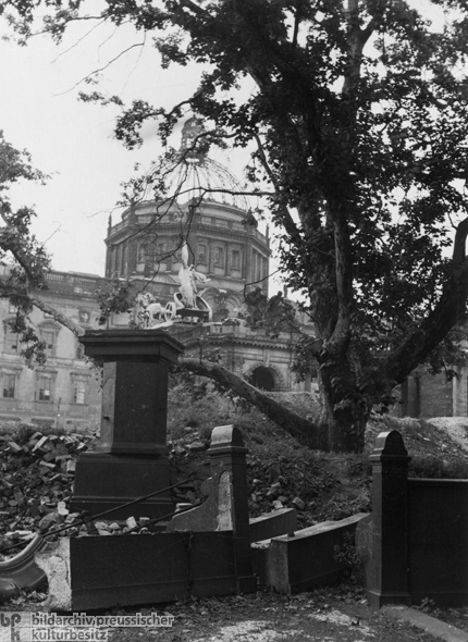 Rubble in Front of the City Palace (1947)