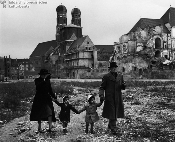 Pflegeeltern mit deutsch-amerikanischen Kindern (1949)