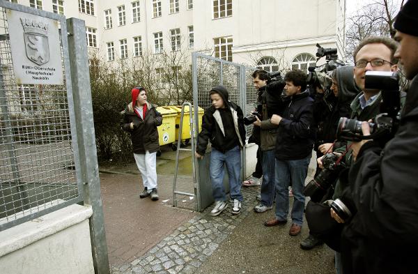 Medienandrang vor der Berliner Rütli-Schule (31. März 2006)