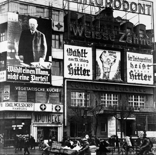 Wahlplakate in Berlin (1932)