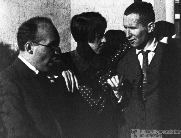 Bertolt Brecht (right) with Kurt Weill and Lotte Lenya (1930)