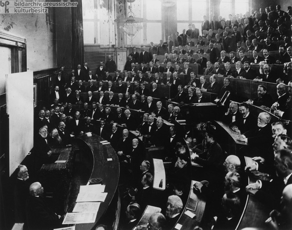 Rudolf Virchow während einer Rede anlässlich seines 80. Geburtstages (12. Oktober 1901)