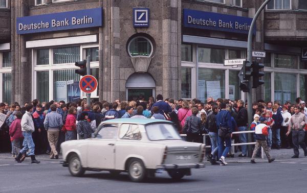 „Begrüßungsgeld”: Warteschlangen von DDR-Bürgern vor einer Bankfiliale in Berlin (10. November 1989)