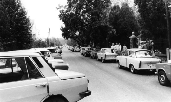Am Straßenrand abgestellte Wagen aus der DDR in Budapest (Sommer 1989)
