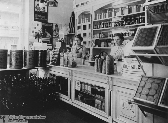 A Well-Ordered Grocery Store (1913)
