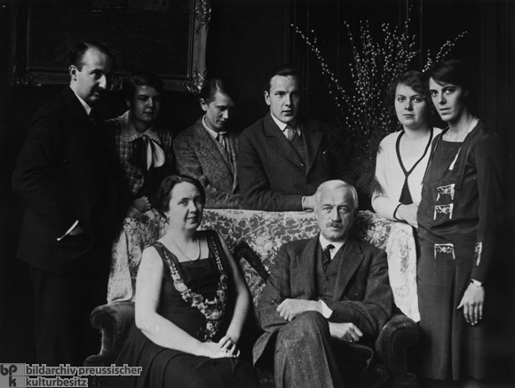 Katharina von Kardorff (geb. v. Endert) mit ihrem vierten Eheman und Familie (1929)