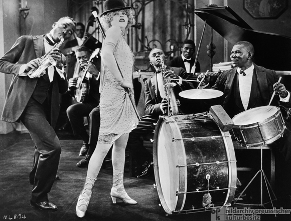 Jazzkapelle und Mae Murray in der Stummfilm <i>Die Frau, die die Männer bezaubert</i> (1924)