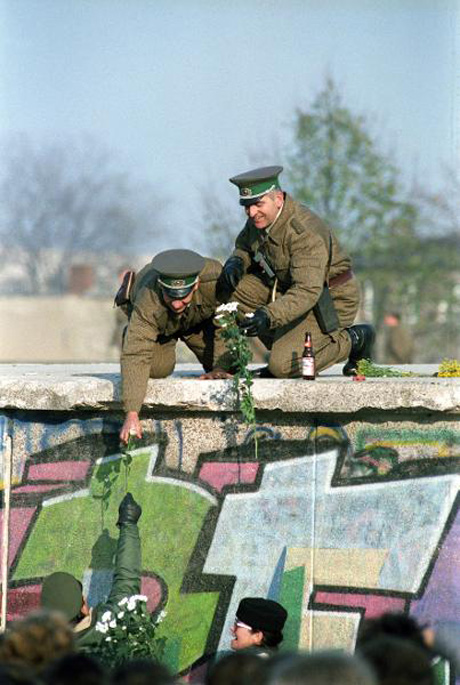 Blumen für DDR-Grenzsoldaten (10. November 1989)