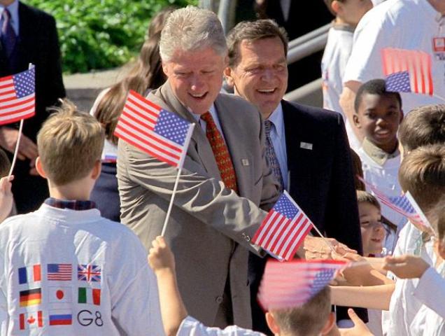 Bill Clinton und Gerhard Schröder mit Schulkindern (19. Juni 1999)