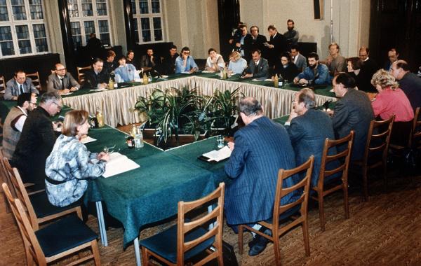 First Meeting of the Central Round Table (December 7, 1989)