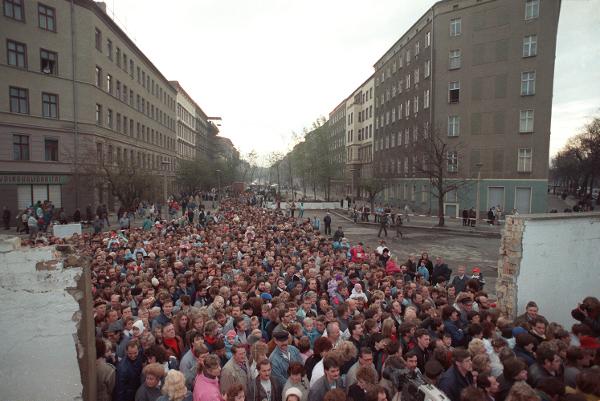 Menschenmenge am neuen Grenzübergang Bernauer Straße (12. November 1989)