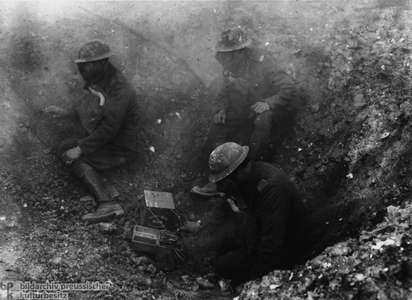 Britische Soldaten mit Gasmasken (um 1917)