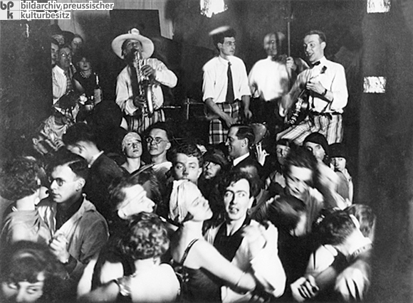 In a Berlin Jazz Bar (1930)