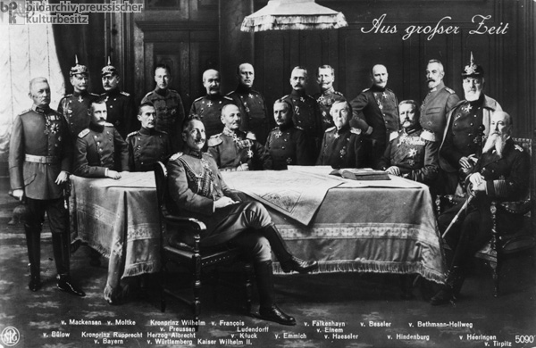Wilhelm II. und seine Offiziere (um 1915)