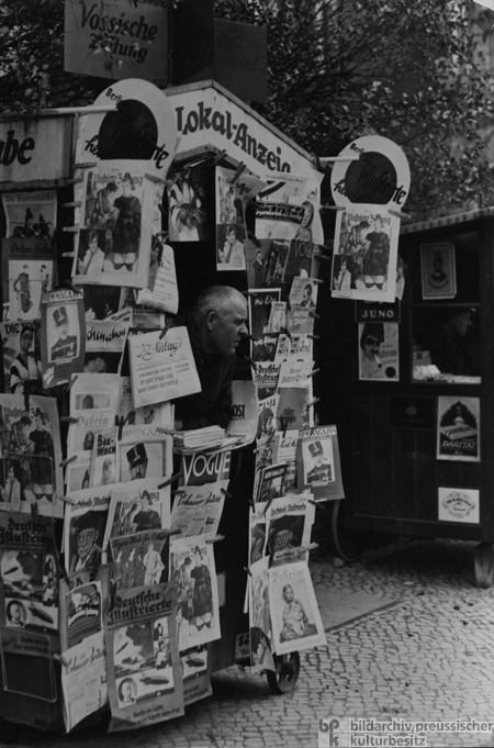 Fahrbarer Zeitungskiosk an der Hauptstraße in Berlin-Schöneberg (1928)