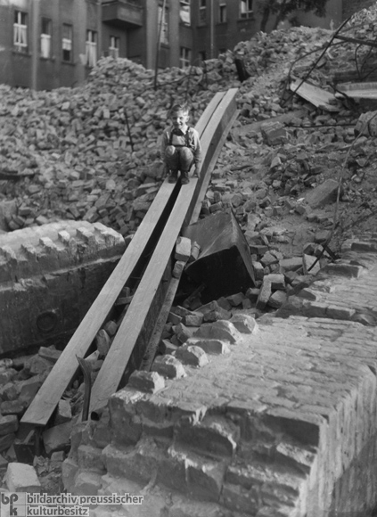 Junge auf einem Eisenträger (1947)