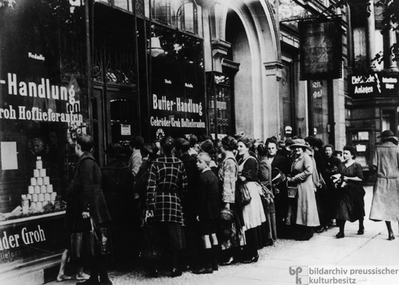 Line Outside of a Berlin Grocer (1923)