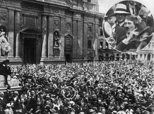Großdemonstration in München vor der Feldherrnhalle – Adolf Hitler in der Menschenmenge (2. August 1914)