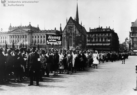 Frauen vom Rotfrontkämpferbund demonstrieren gegen das Verbot der Abtreibung (19. August 1928)