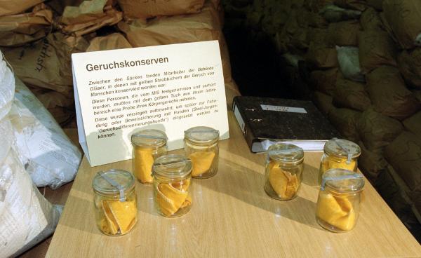 Von der Stasi verwahrte Geruchskonserven (90er Jahre)