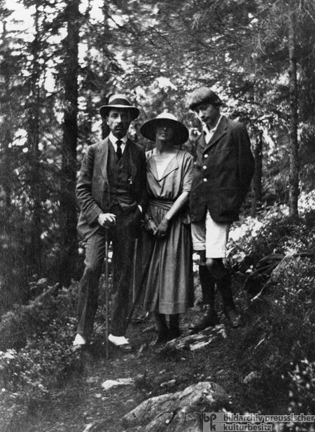 Rainer Maria Rilke mit der Malerin Baladine Klossowska und deren Sohn Baltusz (1922)