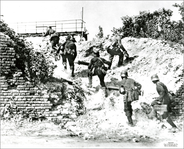 Advance of a German Machine Gun Unit on the Western Front (June 1918)