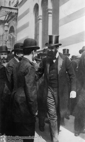 Theodor Herzl beim Verlassen der Synagoge in Basel während des 6. Zionistischen Kongresses (1903)