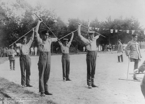 Kriegsversehrte bei sportlichen Übungen (um 1917)