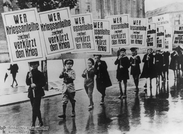 Berliner Schüler werben für die Kriegsanleihe (1917)