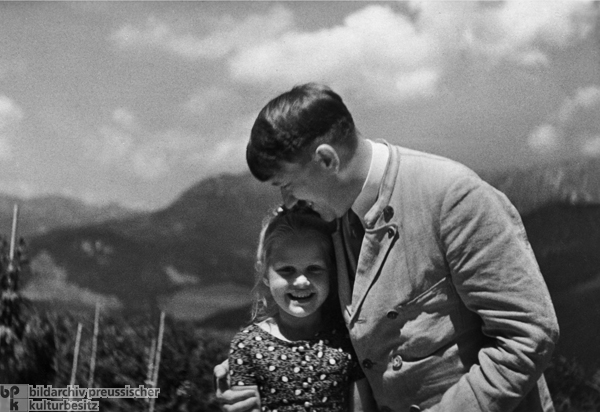 Der Führer mit der Jugend (Adolf Hitler mit kleinem Mädchen), Fotopostkarte (1933)