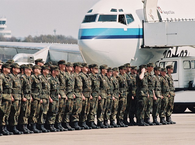 Soldaten des ersten IFOR-Kontingents der Bundeswehr bei der Rückkehr aus Kroatien (17. April 1996)