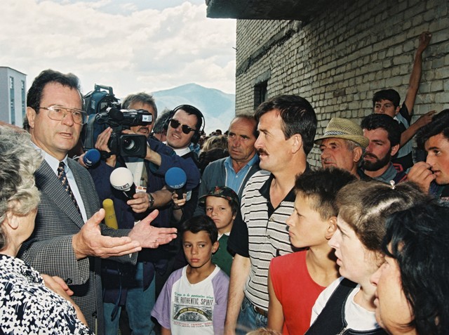 Außenminister Klaus Kinkel besucht Flüchtlinge aus dem Kosovo (8. Juli 1998)